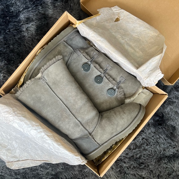 UGG Gray Bailey Boots in Box - Picture 1 of 4